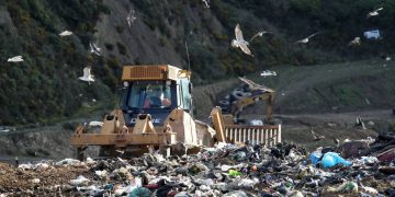 Infographic: Con người thải ra 2kg rác/ngày, hơn 2 tỷ tấn/năm, 80% số đó được chôn lấp ngoài bãi rác